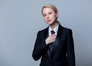 Klasik siyah takım elbiseli bir iş kadını.