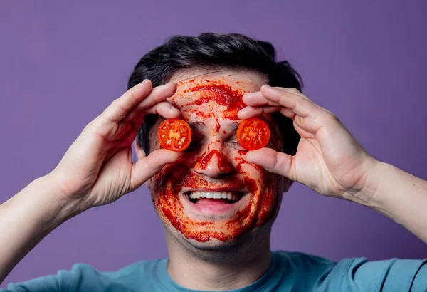 Sonriente Chico Tomates Mascarilla Cuidado Cara Sobre Fondo Púrpura —  Fotos de Stock