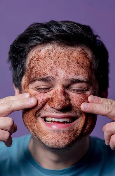 Усміхнений Хлопець Масці Догляду Обличчям Фіолетовому Фоні — стокове фото