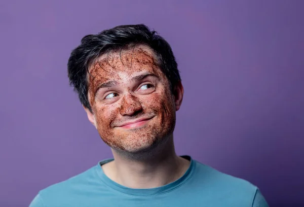 Chico Sonriente Una Máscara Cuidado Facial Sobre Fondo Púrpura —  Fotos de Stock