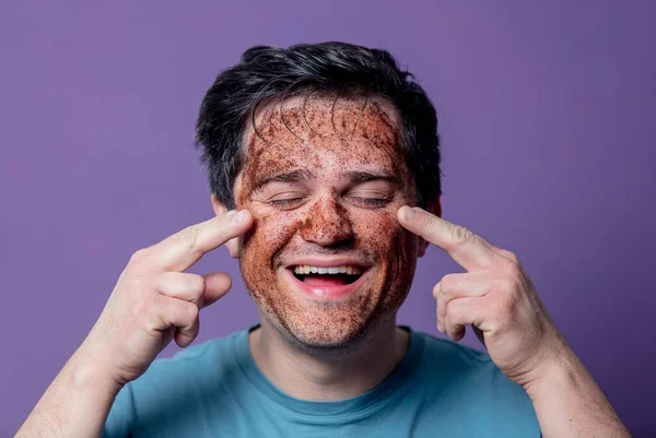 Усміхнений Хлопець Масці Догляду Обличчям Фіолетовому Фоні — стокове фото