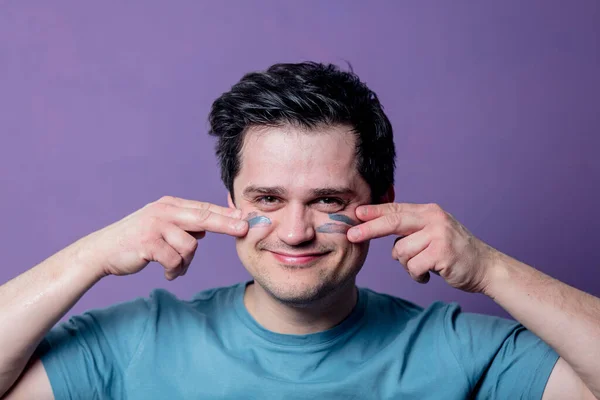 Ragazzo Sorridente Una Maschera Cura Del Viso Uno Sfondo Viola — Foto Stock