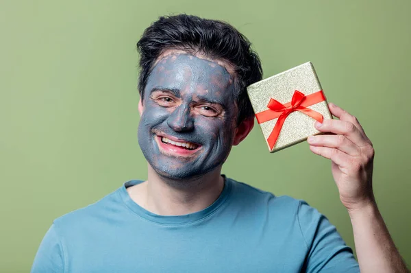 Man Clean Mask Gift Box Green Background — Stock Photo, Image