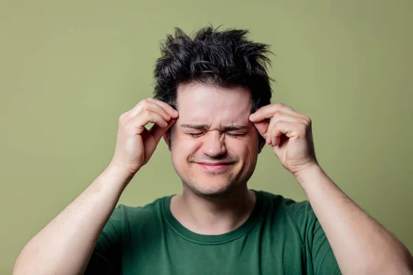 Man Green Shirt Headache Geen Background — Stock Photo, Image