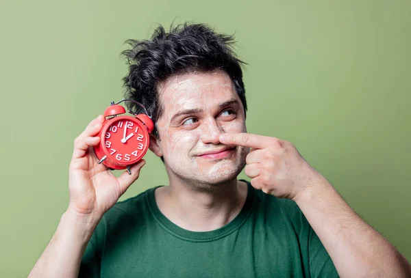 Man Met Schoon Masker Rode Wekker Groene Achtergrond — Stockfoto