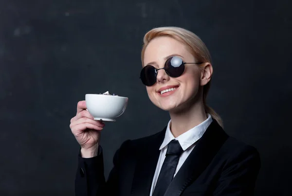 Forretningskvinne Klassisk Svart Dress Solbriller Med Kaffe – stockfoto