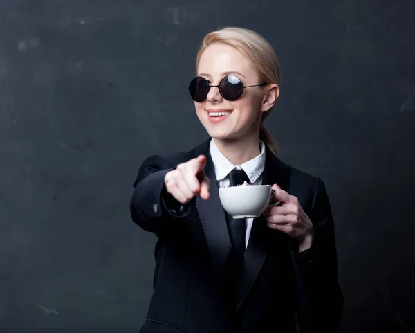 Forretningskvinne Klassisk Svart Dress Solbriller Med Kaffe – stockfoto