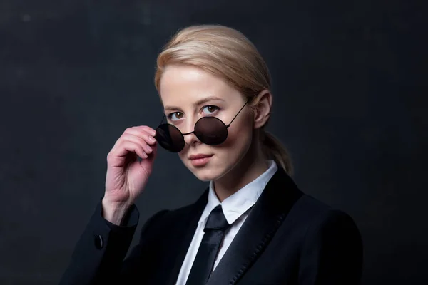 Geschäftsfrau Klassischen Schwarzen Business Anzug Und Sonnenbrille — Stockfoto