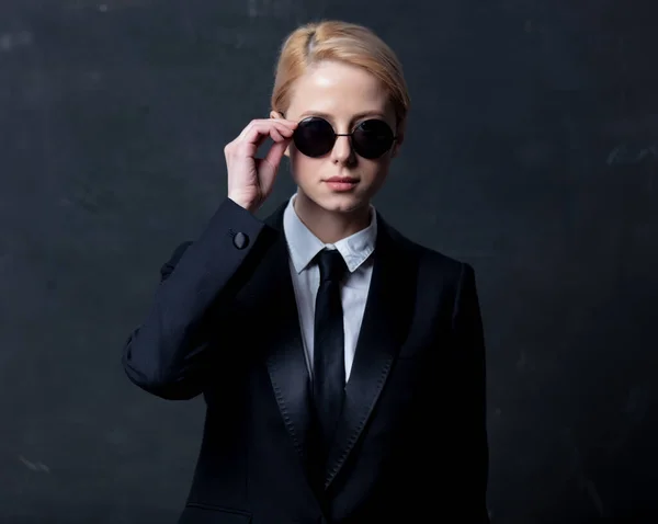 Klasik Siyah Takım Elbiseli Güneş Gözlüklü Bir Kadını — Stok fotoğraf