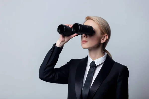Geschäftsfrau Klassischen Schwarzen Business Anzug Mit Fernglas — Stockfoto