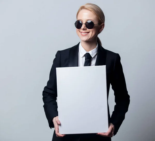 Geschäftsfrau Klassischen Schwarzen Business Anzug Und Sonnenbrille Mit Weißem Brett — Stockfoto
