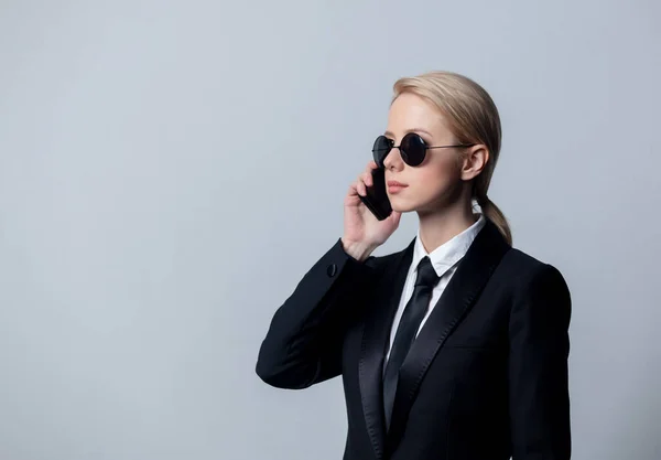 Mujer Negocios Estilo Traje Negocios Negro Clásico Gafas Sol Hablando —  Fotos de Stock