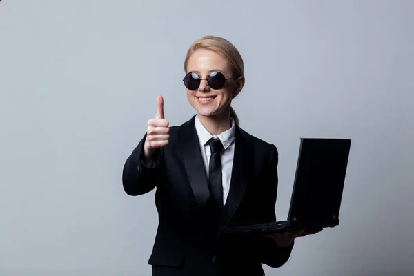 Style Affärskvinna Klassisk Svart Kostym Och Solglasögon Med Bärbar Dator — Stockfoto