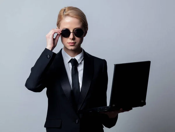 Klasik Siyah Takım Elbiseli Dizüstü Bilgisayarlı Güneş Gözlüklü Bir Kadını — Stok fotoğraf