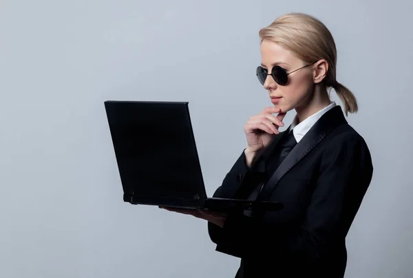 Klasik Siyah Takım Elbiseli Dizüstü Bilgisayarlı Güneş Gözlüklü Bir Kadını — Stok fotoğraf