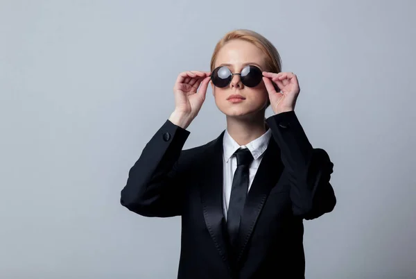 Geschäftsfrau Klassischen Schwarzen Business Anzug Und Sonnenbrille — Stockfoto