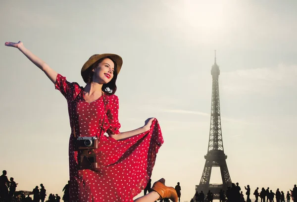 Eiffel Kulesi Nin Arka Planında Kamera Olan Güzel Genç Kadının — Stok fotoğraf