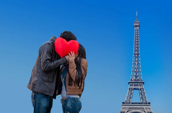 Pareja Joven Con Forma Corazón Juguete Besos Fondo Con Torre — Foto de Stock