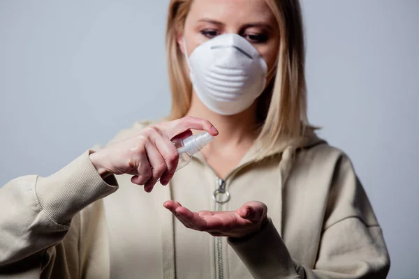 Mujer Rubia Máscara Protectora Con Gel Desinfección Sobre Fondo Gris — Foto de Stock