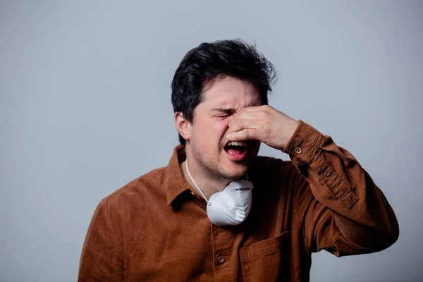 Guy Mask Sneezes Gray Background — Stock Photo, Image