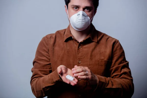 Adam Ellerinde Dezenfektan Jeli Kullanıyor — Stok fotoğraf