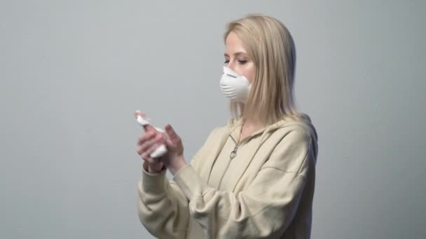 Blond Kvinna Skyddsmask Med Desinfektionsgel — Stockvideo