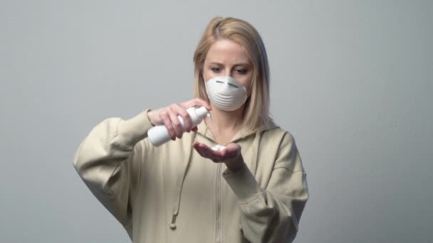 Blondine Vrouw Met Beschermend Masker Met Desinfectie Gel — Stockvideo