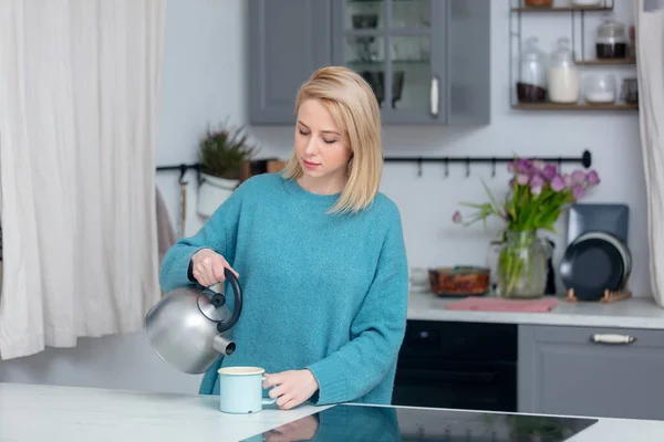 Señora Rubia Con Taza Café Cocina —  Fotos de Stock