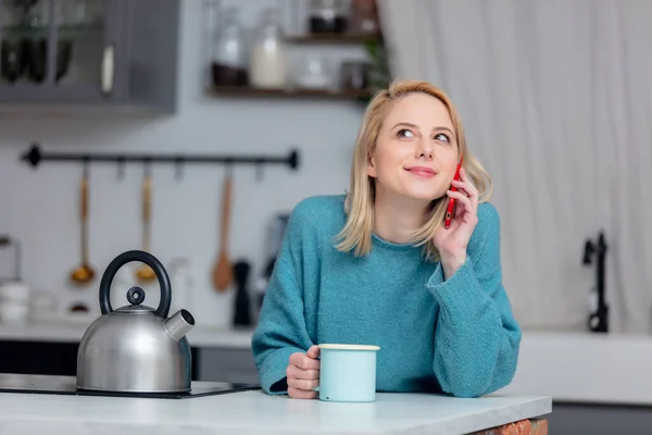 Mutfakta Bir Fincan Kahve Cep Telefonu Olan Sarışın Kadın — Stok fotoğraf