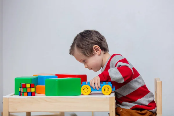 Menino Criança Brincando Com Brinquedos Uma Mesa — Fotografia de Stock