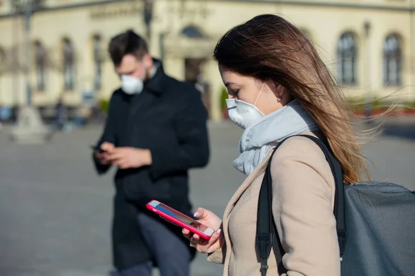 Wroclaw Polonya Maskeli Bir Kadın Adam Cep Telefonu Kullanıyor — Stok fotoğraf