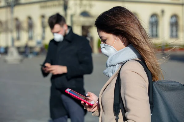 Žena Muž Maskách Pomocí Mobilního Telefonu Přírodě Vratislavi Polsko — Stock fotografie