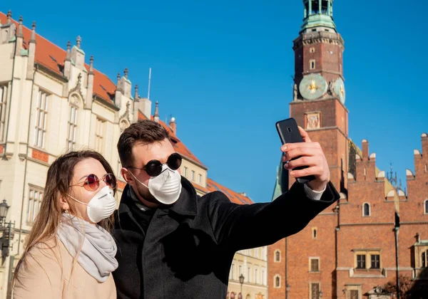 Unga Maskerade Par Tar Selfie Bakgrunden Ett Landmärke Wroclaw Polen — Stockfoto
