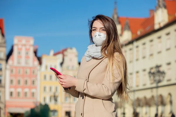 Yound Dama Máscara Protección Con Teléfono Móvil Calle Ciudad —  Fotos de Stock