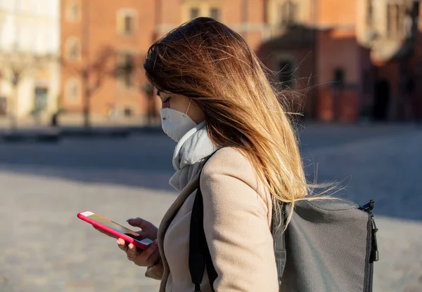 Kobieta Masce Ochronnej Telefonem Komórkowym Ulicy Miejskiej — Zdjęcie stockowe