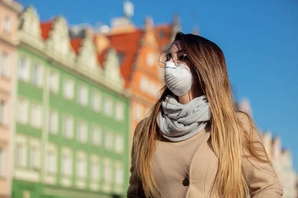 Mulher Loira Máscara Cuidados Cidade Velha Wroclaw Polônia — Fotografia de Stock