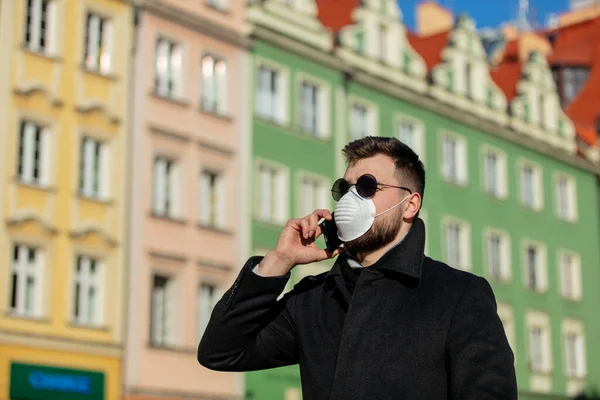 Estilo Homem Máscara Com Telefone Celular Rua Cidade Wroclaw Polônia — Fotografia de Stock