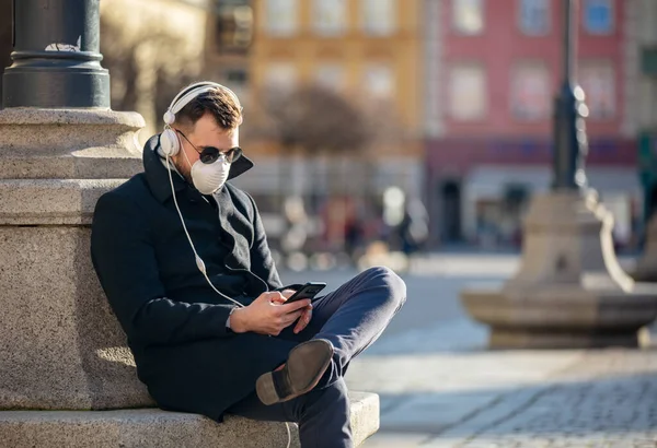 Mladý Muž Sluchátkách Slunečních Brýlích Sedí Ulici Sity Vratislavi Polsko — Stock fotografie