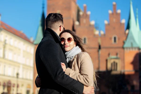 Pareja Joven Una Calle Ciudad Wroclaw Polonia —  Fotos de Stock