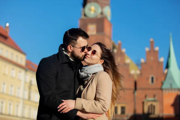 Pareja Joven Besándose Una Calle Ciudad Wroclaw Polonia —  Fotos de Stock