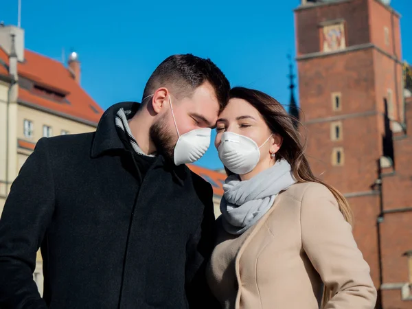 Casal Jovem Máscaras Rua Cidade Wroclaw Polônia — Fotografia de Stock