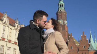 Wroclaw, Polonya 'da bir şehir caddesinde genç bir çift