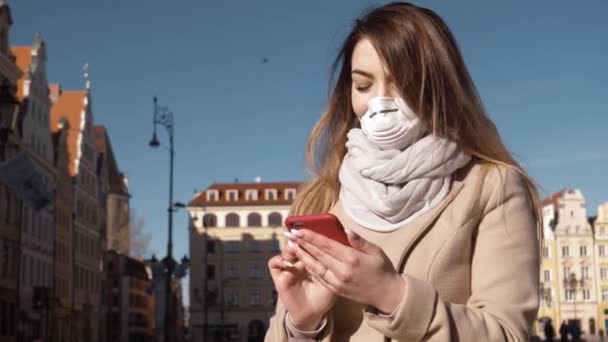 Yound Senhora Máscara Proteção Com Telefone Celular Rua Cidade — Vídeo de Stock