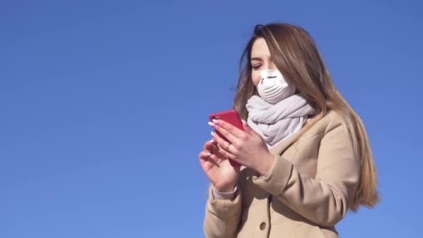 Yound Lady Masce Ochronnej Telefonu Komórkowego Tle Niebieskiego Nieba — Wideo stockowe