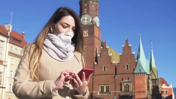 Yound Senhora Máscara Proteção Com Telefone Celular Rua Cidade — Vídeo de Stock