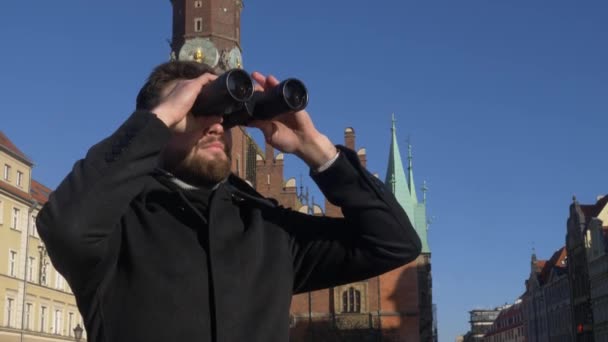 ポーランドのヴロツワフの街に双眼鏡を持った若い男 — ストック動画