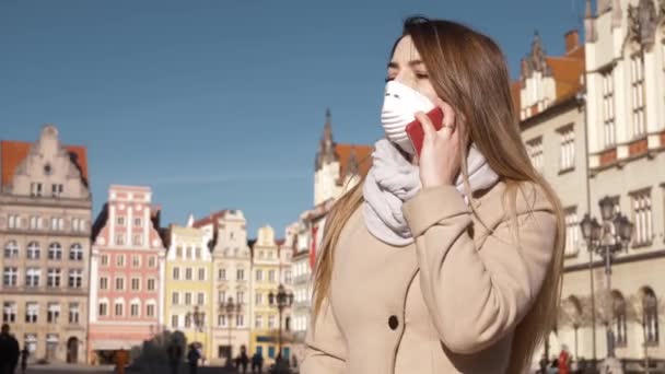 Yound Senhora Máscara Proteção Com Telefone Celular Rua Cidade — Vídeo de Stock