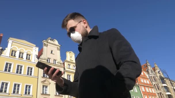 Stijl Man Met Masker Met Mobiele Telefoon Straat — Stockvideo