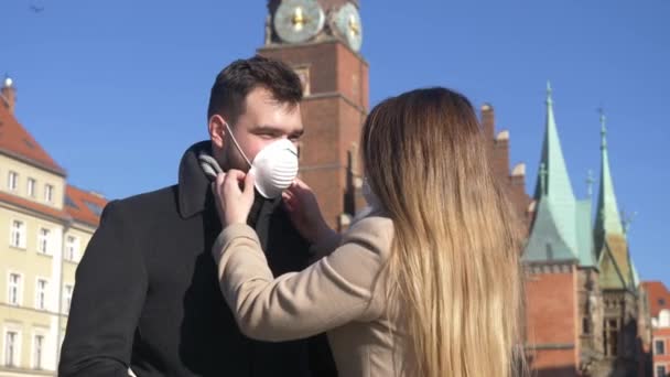 Jeune Couple Masqué Sur Rue Ville Wroclaw — Video