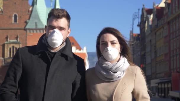 Fiatal Pár Maszkban Wroclaw Utcában — Stock videók